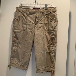 Women’s khaki capris